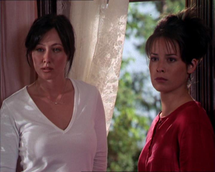 Charmed-Online_dot_net-2x02MoralityBites2241.jpg