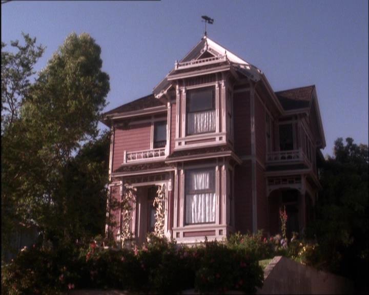 Charmed-Online_dot_net-2x03ThePaintedWorld0308.jpg