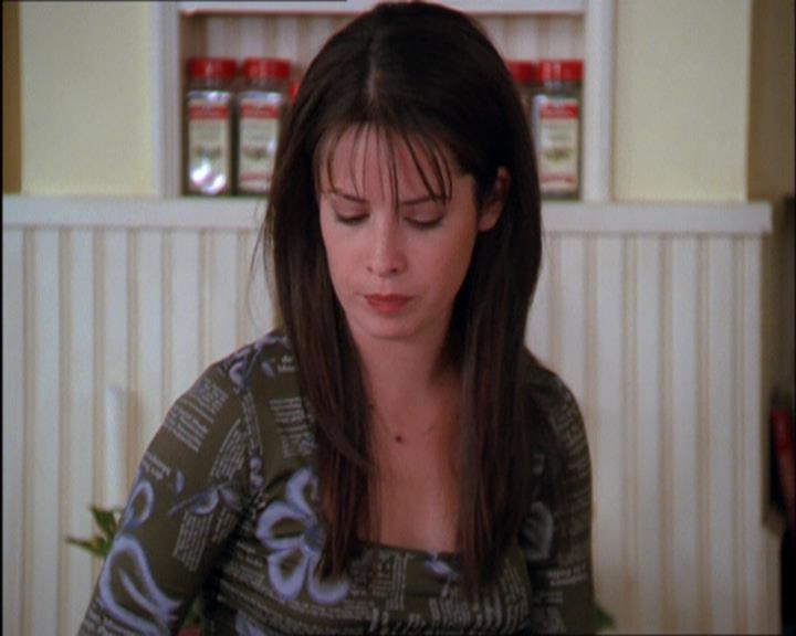 Charmed-Online_dot_net-2x03ThePaintedWorld0331.jpg