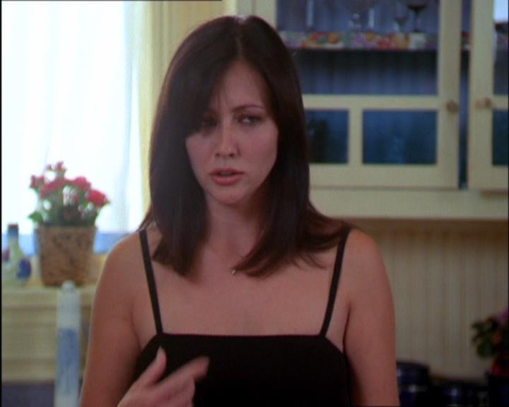 Charmed-Online_dot_net-2x03ThePaintedWorld0335.jpg