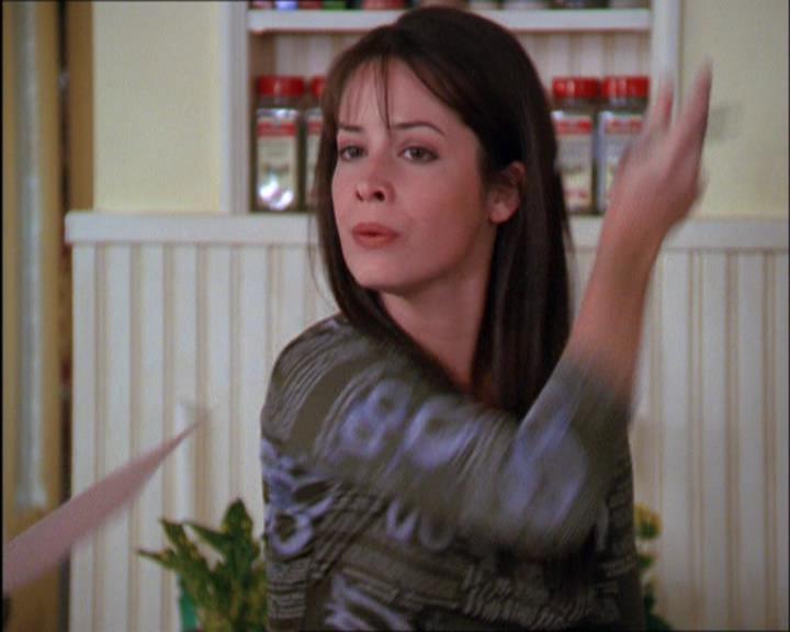 Charmed-Online_dot_net-2x03ThePaintedWorld0366.jpg