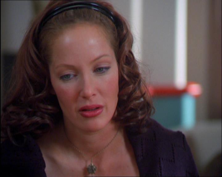 Charmed-Online_dot_net-2x03ThePaintedWorld0630.jpg