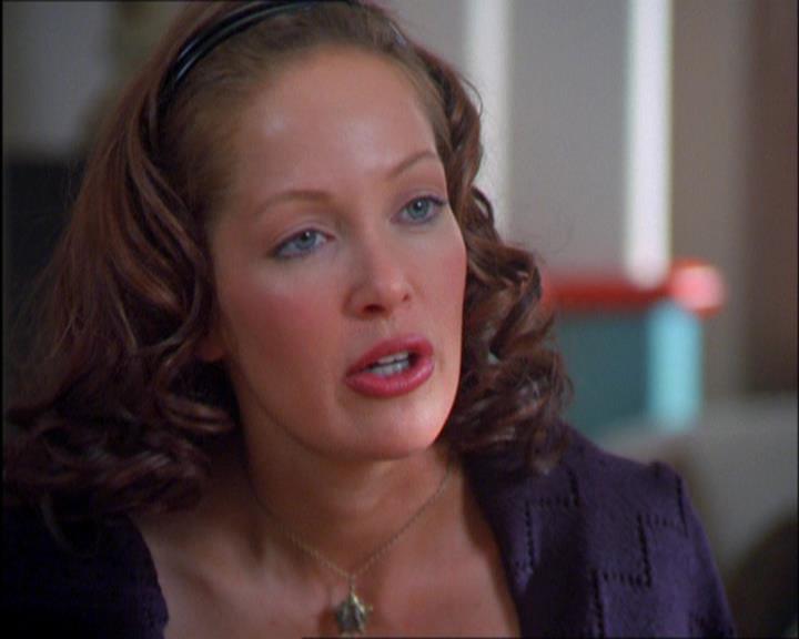 Charmed-Online_dot_net-2x03ThePaintedWorld0637.jpg