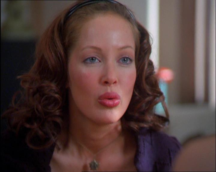 Charmed-Online_dot_net-2x03ThePaintedWorld0648.jpg