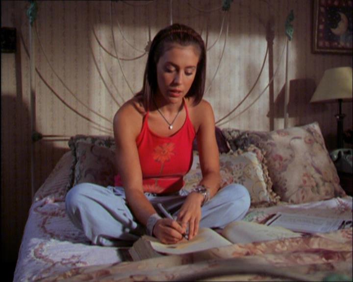 Charmed-Online_dot_net-2x03ThePaintedWorld0660.jpg