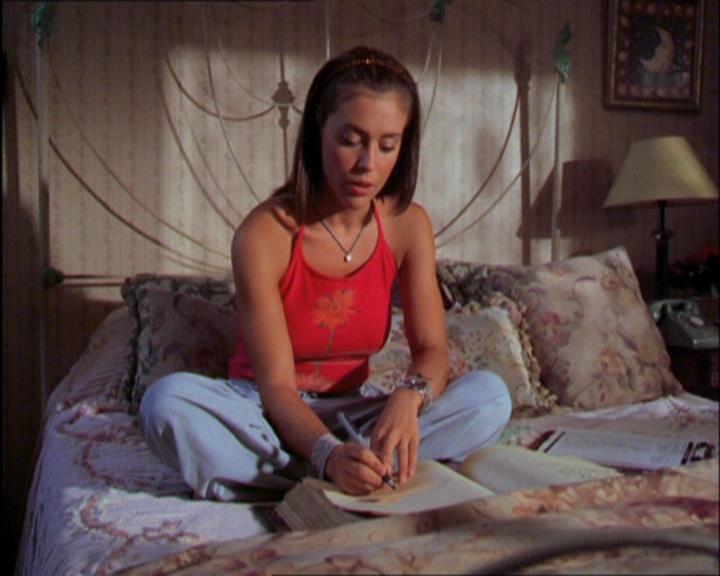 Charmed-Online_dot_net-2x03ThePaintedWorld0661.jpg