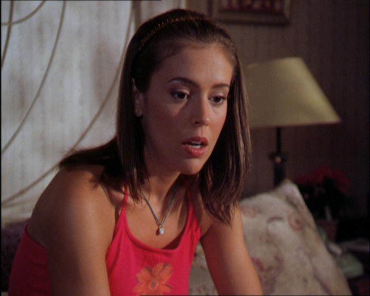 Charmed-Online_dot_net-2x03ThePaintedWorld0666.jpg