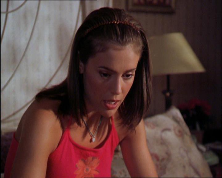 Charmed-Online_dot_net-2x03ThePaintedWorld0668.jpg