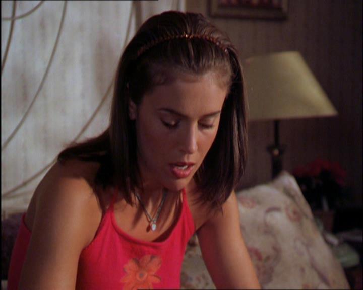 Charmed-Online_dot_net-2x03ThePaintedWorld0672.jpg