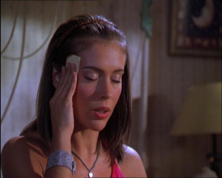 Charmed-Online_dot_net-2x03ThePaintedWorld0769.jpg