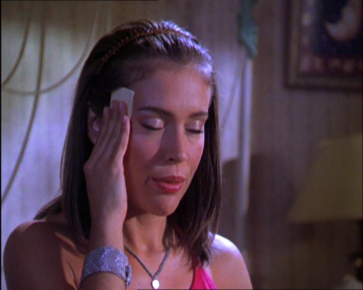 Charmed-Online_dot_net-2x03ThePaintedWorld0772.jpg