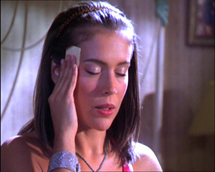 Charmed-Online_dot_net-2x03ThePaintedWorld0782.jpg