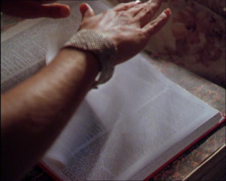 Charmed-Online_dot_net-2x03ThePaintedWorld0799.jpg