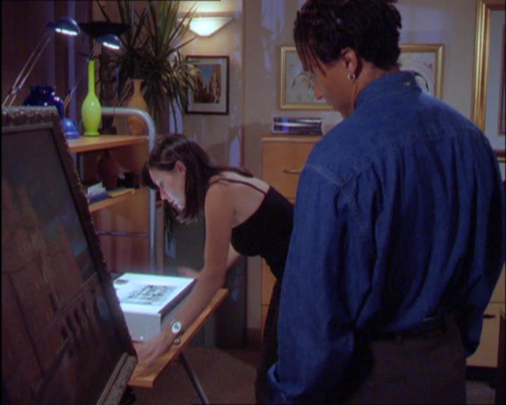 Charmed-Online_dot_net-2x03ThePaintedWorld0834.jpg