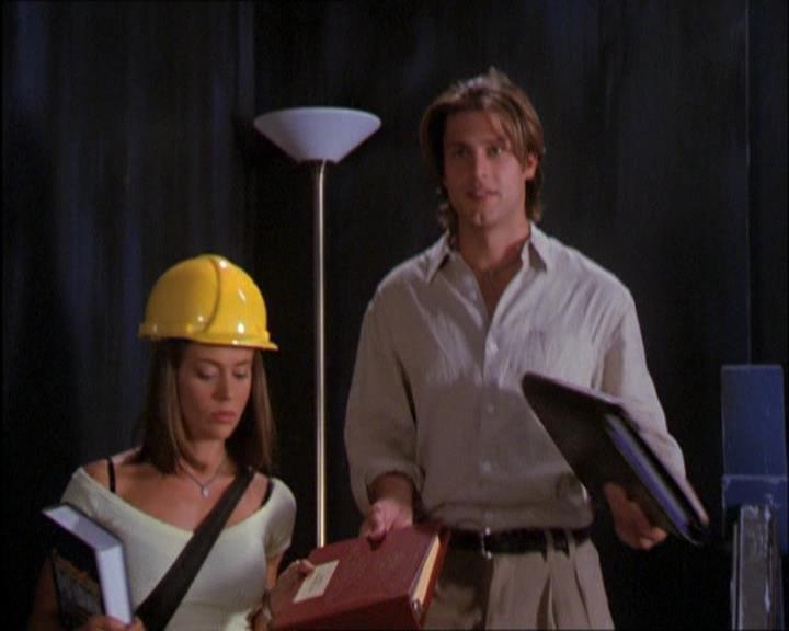 Charmed-Online_dot_net-2x03ThePaintedWorld1195.jpg
