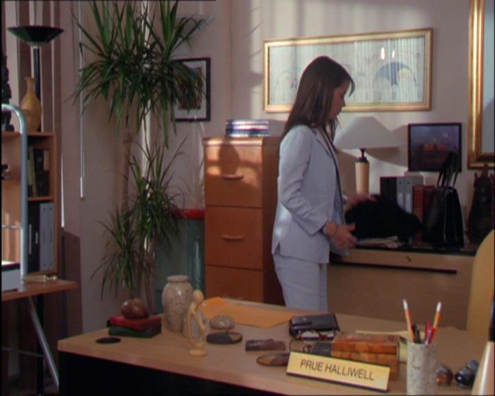 Charmed-Online_dot_net-2x03ThePaintedWorld1223.jpg