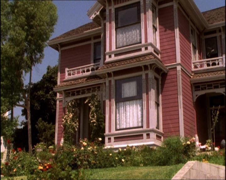 Charmed-Online_dot_net-2x03ThePaintedWorld1358.jpg