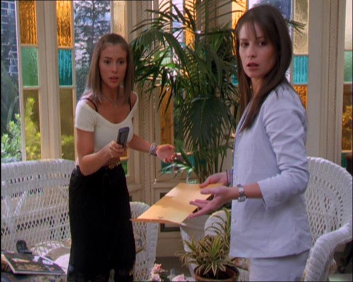 Charmed-Online_dot_net-2x03ThePaintedWorld1396.jpg