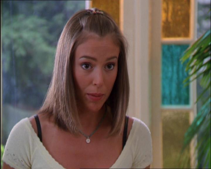 Charmed-Online_dot_net-2x03ThePaintedWorld1432.jpg