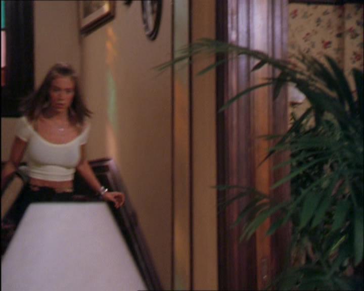 Charmed-Online_dot_net-2x03ThePaintedWorld1595.jpg