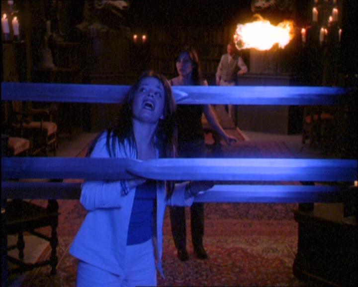 Charmed-Online_dot_net-2x03ThePaintedWorld1638.jpg
