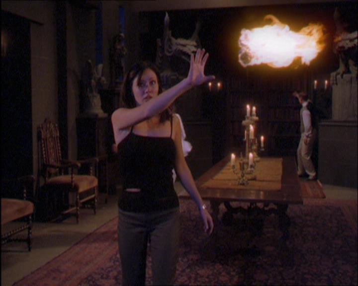 Charmed-Online_dot_net-2x03ThePaintedWorld1663.jpg