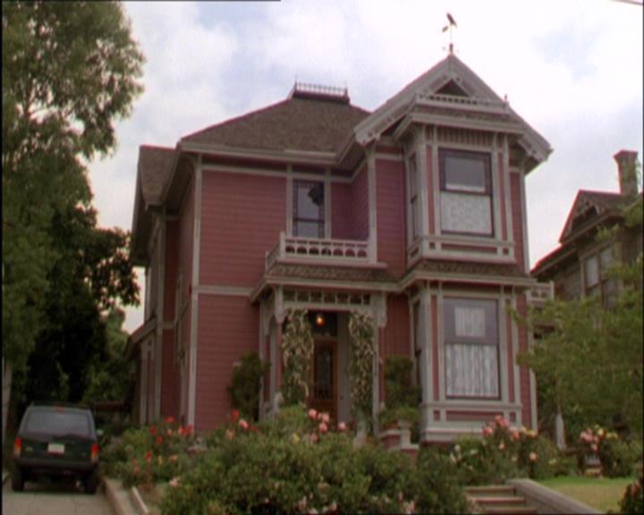 Charmed-Online_dot_net-2x03ThePaintedWorld1736.jpg