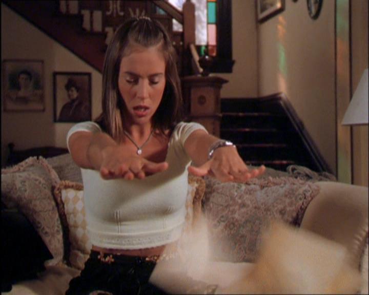 Charmed-Online_dot_net-2x03ThePaintedWorld1749.jpg