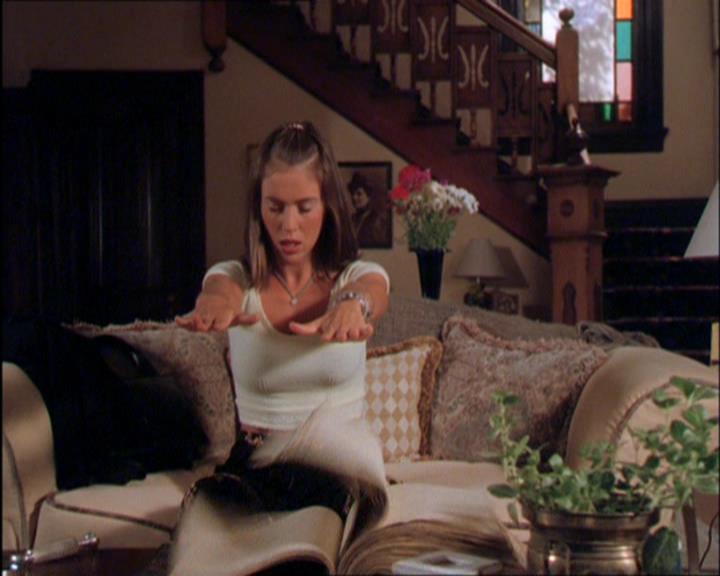 Charmed-Online_dot_net-2x03ThePaintedWorld1752.jpg