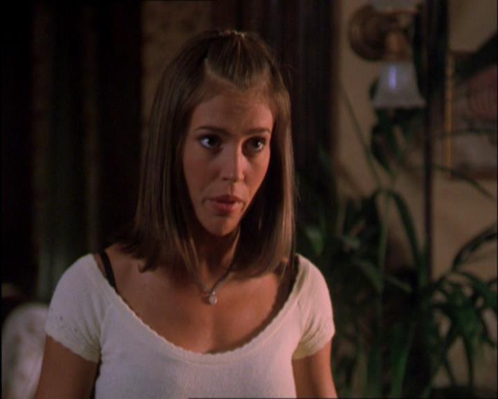 Charmed-Online_dot_net-2x03ThePaintedWorld1926.jpg