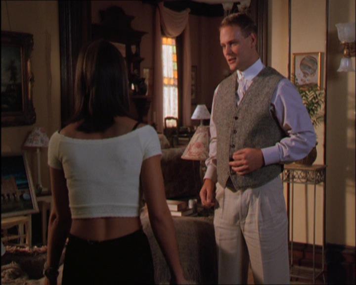 Charmed-Online_dot_net-2x03ThePaintedWorld1929.jpg