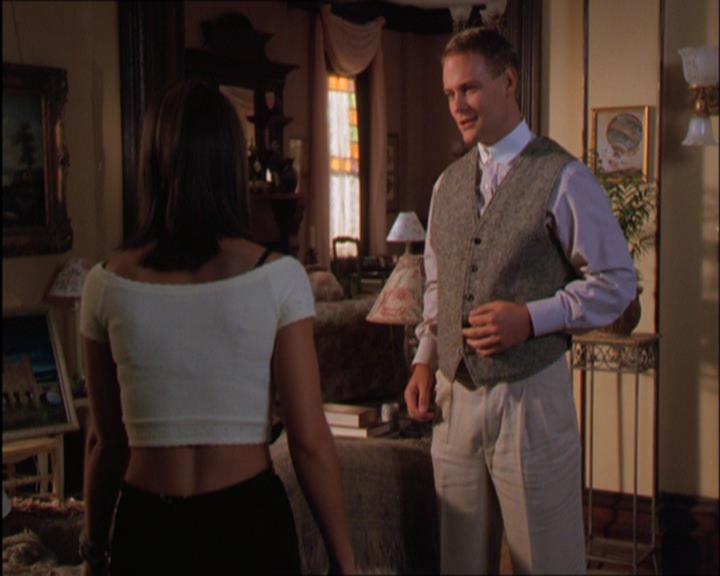Charmed-Online_dot_net-2x03ThePaintedWorld1930.jpg