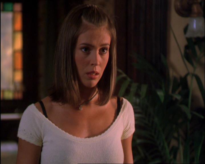 Charmed-Online_dot_net-2x03ThePaintedWorld1934.jpg