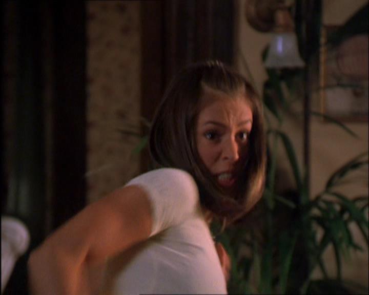 Charmed-Online_dot_net-2x03ThePaintedWorld1939.jpg