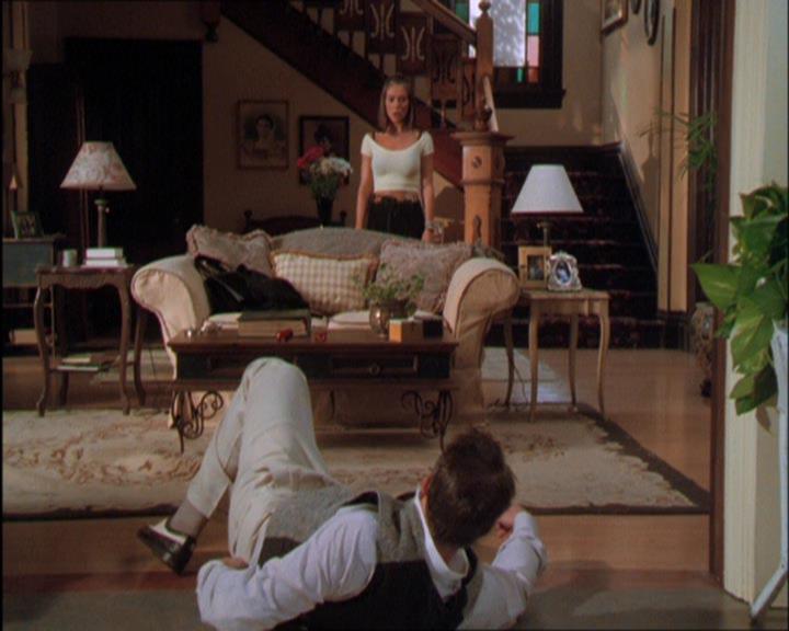Charmed-Online_dot_net-2x03ThePaintedWorld1945.jpg
