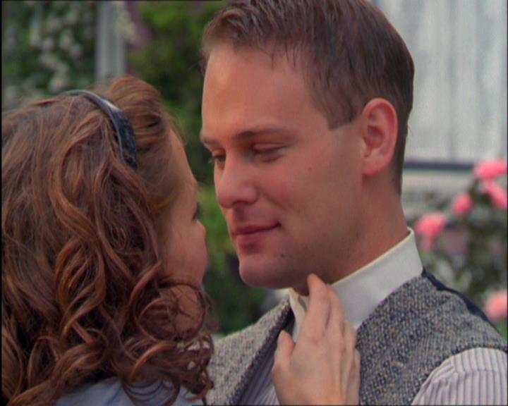 Charmed-Online_dot_net-2x03ThePaintedWorld1979.jpg