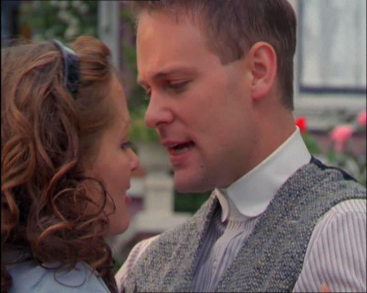 Charmed-Online_dot_net-2x03ThePaintedWorld1982.jpg