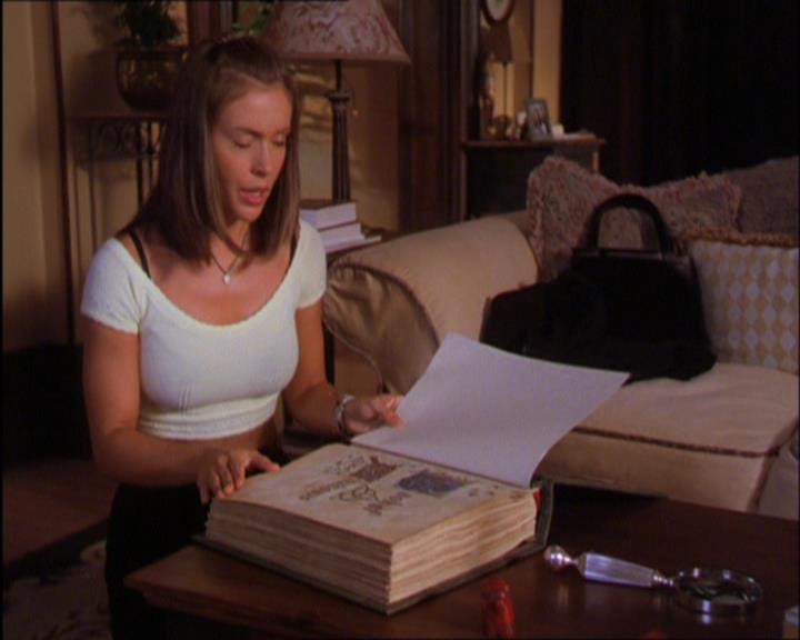 Charmed-Online_dot_net-2x03ThePaintedWorld2041.jpg