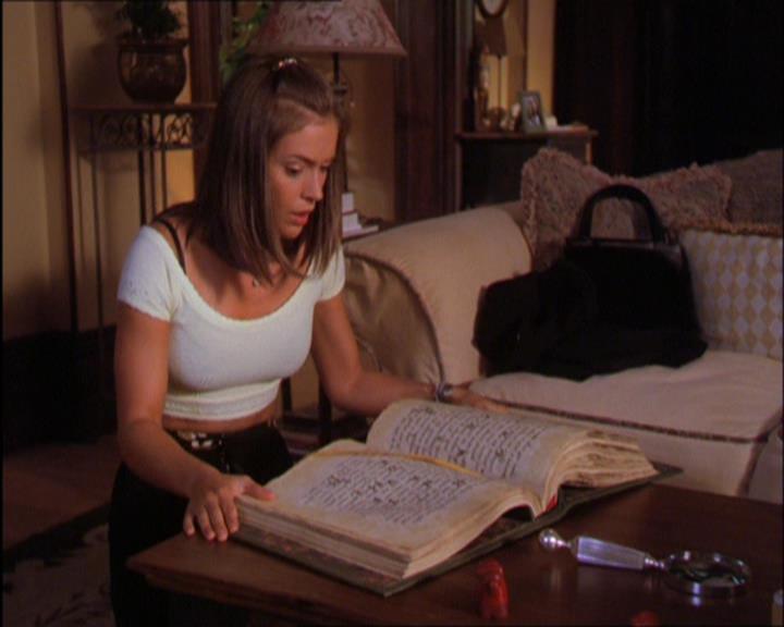 Charmed-Online_dot_net-2x03ThePaintedWorld2071.jpg