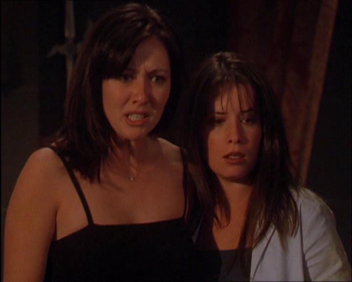 Charmed-Online_dot_net-2x03ThePaintedWorld2128.jpg