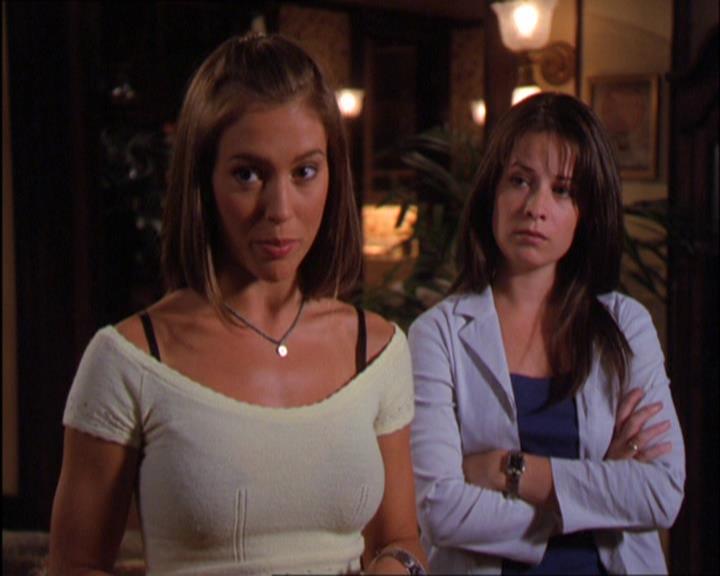 Charmed-Online_dot_net-2x03ThePaintedWorld2169.jpg