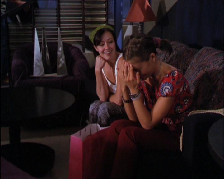 Charmed-Online_dot_net-2x03ThePaintedWorld2264.jpg