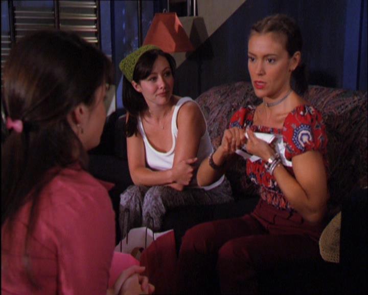 Charmed-Online_dot_net-2x03ThePaintedWorld2290.jpg