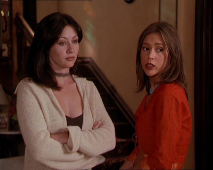 Charmed-Online_dot_net-2x05TheDevilsMusic0810.jpg