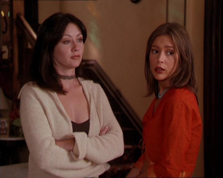 Charmed-Online_dot_net-2x05TheDevilsMusic0811.jpg