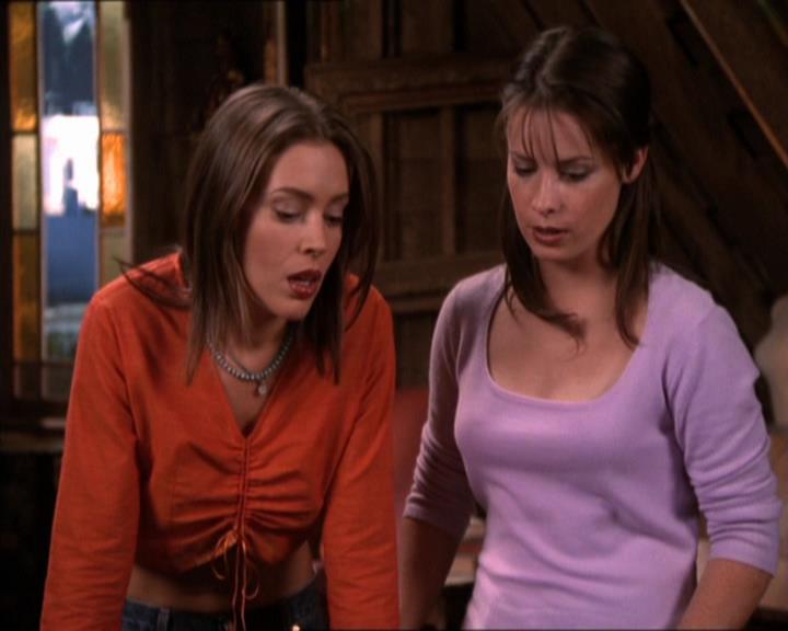 Charmed-Online_dot_net-2x05TheDevilsMusic0927.jpg