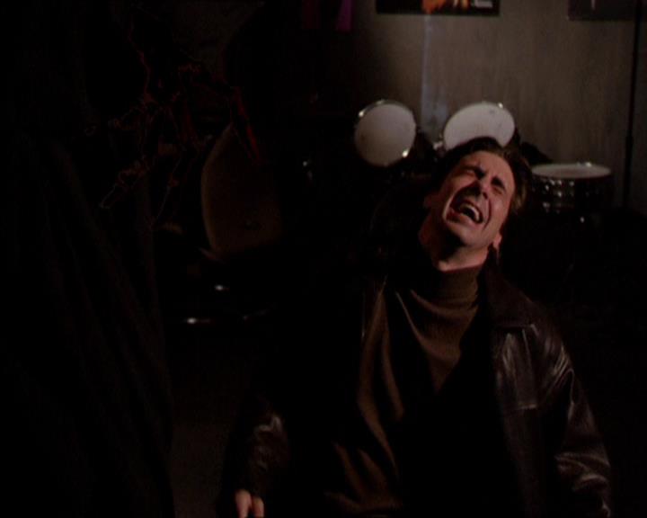 Charmed-Online_dot_net-2x05TheDevilsMusic1014.jpg