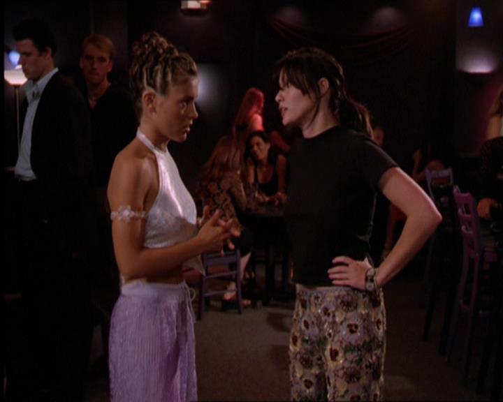 Charmed-Online_dot_net-2x05TheDevilsMusic1464.jpg