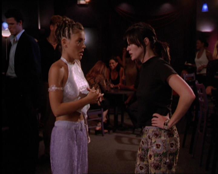 Charmed-Online_dot_net-2x05TheDevilsMusic1465.jpg