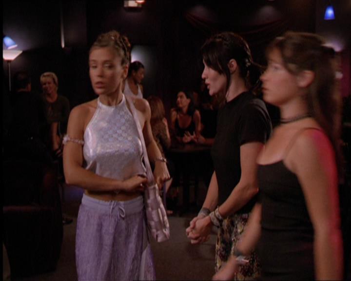 Charmed-Online_dot_net-2x05TheDevilsMusic1473.jpg